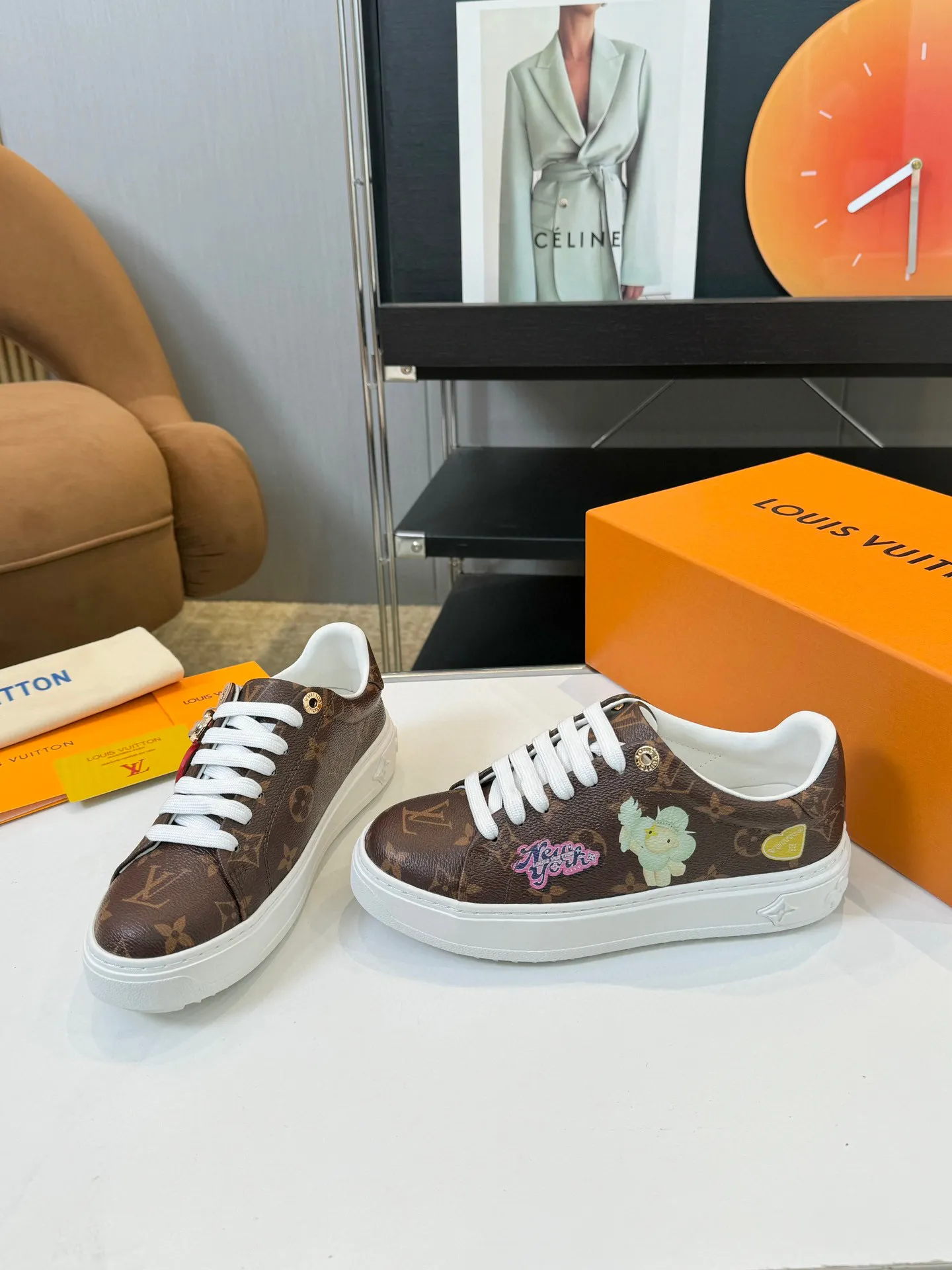 Men's Men's Shoes 💰💰660 Women's LV [Beverly Hills Sports Shoes Series] This Beverly Hills sports shoes are made of grained cow leather with Damier pattern, echoing the current season's leather goods series. The thick rubber outsole is lightweight, and an embossed Louis Vuitton logo adds a branding touch. Padded insole and technical fabric lining enhance comfort.  Detailed Features ♛ Embossed grained cowhide leather ♛ Ultra-lightweight rubber outsole ♛ Louis Vuitton logo on tongue and outsole ♛ Size: 35-40
